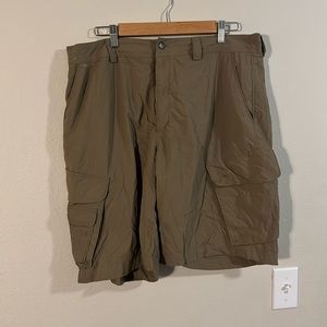 Under Armour Stretch Cargo Shorts. 36